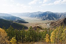 Vue depuis une montagne de la vallée depuis le col du Tchike-Taman. Les arbres sont sur les versants, mais pas dans la vallée.