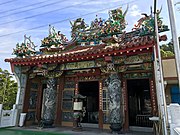 廟頂剪黏裝飾福祿壽三星和騎龍將軍[1]。