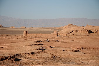 نمایی از کاروانسرا و قلعه در نزدیکی کلوت‌های شهداد