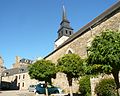 L'arrière de l'église Saint-Pierre de Corseul vue de la rue de Lessard.