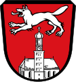 Gemeinde Steinekirch In Rot über einer aus dem unteren Schildrand wachsenden silbernen Kirche ein schreitender silberner Wolf.