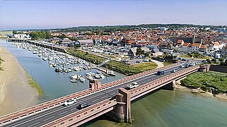 Le port de plaisance et le pont rose à Étaples sur la Canche