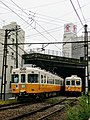 瓦町駅北側ですれ違う1100形と1080形電車 (2004年)