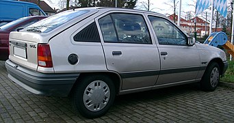 Opel Kadett в кузове пятидверный хетчбэк (1989-1995).