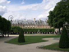 Place des Vosges (Paris), un exemplu de arhitectură în stilul Henric al IV-lea, de Claude Chastillon, 1612