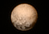 ژوئیه ۲۰۱۵: Pluto image (color) viewed by افق‌های نو.