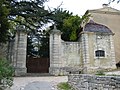 La grille sud du château s'ouvre sur la place de l'église.