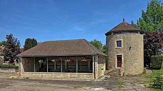 Le lavoir et le pigeonnier.