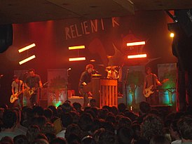 Концерт Relient K в Мае 2007 года. Слева направо: Джонатан Шнек, Мэтт Хупс, Мэтт Тиссен, Дэйв Дуглас, Джон Уорн