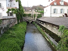 Remparts et ancien lavoir Saint Jacques (1887) sur la Bouzaise