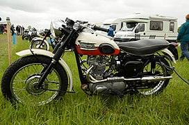 TR6A (1959), avec échappement 2 en 1 bas.