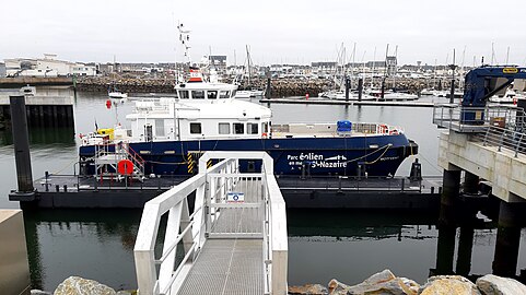 Navire de ravitaillement offshore Moti' Vent du parc éolien en mer de Saint-Nazaire amarré au quai EMR du port de La Turballe