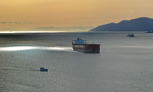 De Cape Brazil tijdens zonsondergang bij Vancouver's Burrard Inlet.