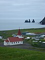 A igreja de Vík e a praia de Reynisdrangar