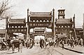 1927年前后的西四牌楼。图中近处为西牌楼，上有“履仁”二字；右侧为望火楼；左侧远处二层小楼为东北角的西四街楼。地面上有有轨电车轨道。