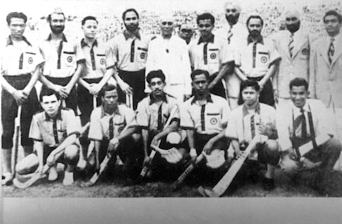 File:1952- Helsinki Olympic Gold Medal winning team with Prime Minister Jawaharlal Nehru.TIF