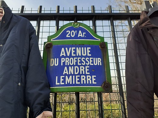 Plaque de l'avenue lors du marché aux Puces.