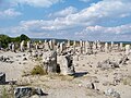 Le site des Probitité kamani (Les Pierres trouées), formation rocheuse naturelle sous forme de petites colonnes