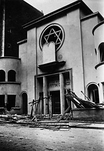 La synagogue de la rue Sainte-Isaure après un attentat (1941).