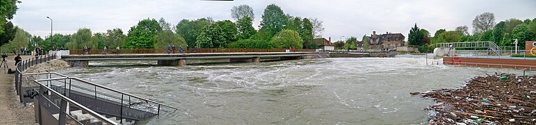 Le Déversoir pendant la crue du 8 mai 2013.