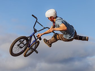 Dirt jumping com uma bicicleta BMX. Dirt jumping é a prática de saltar de bicicleta de montes de terra e ficar no ar. O Dirt jumping é semelhante às corridas de BMX (bicicross) ou mountain bike, pois o piloto salta de montes de terra, geralmente executando uma manobra no ar. Ele difere destas porque as rampas são geralmente muito maiores e projetadas para elevar o piloto mais alto no ar. Além disso, o objetivo não é completar o percurso com o tempo mais rápido, mas sim realizar as manobras com estilo. Dirt jumping pode ser executado em bicicletas BMX ou bicicletas de montanha especializadas conhecidas simplesmente como "dirt jumpers". (definição 4 349 × 3 262)