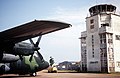 מטוס הרקולס ממול למסוף הישן, נושא עמו אספקה למחנה פליטים מרואנדה בשנת 1994. ניכר הנזק שנגרם למבנה כתוצאה מהירי במבצע.