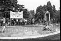 Milano, Parco Sempione, fontana di Giorgio De Chirico, manifestazione per il restauro, promossa dalla Casa degli artisti. maggio 1994