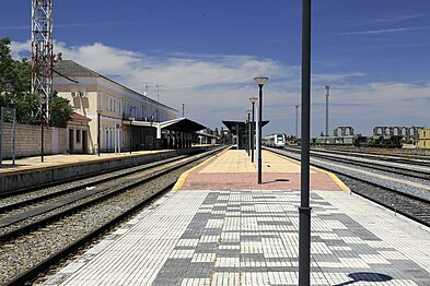 Estação ferroviária, com o aqueduto romano dos Milagres ao fundo