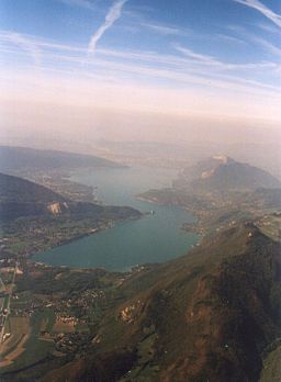 Annecysjön sedd från söder. Annecy syns vid sjöns bortre ände.