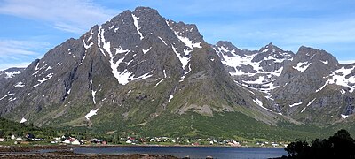 Higravstinden, surplombant le village de Laupstad au nord de l'Austnesfjorden.