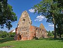 Ruine der Dorfkirche mit mittelalterlichen Putzritzzeichnungen