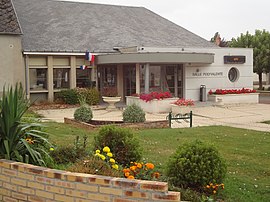 The town hall in Oinville-Saint-Liphard