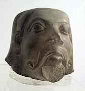 Cabeza de hombre del siglo III a.C., de piedra arenisca, proveniente de Sarnath. Museo Nacional de Nueva Delhi.