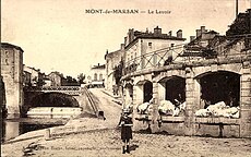 Lavandières au lavoir de la cale de l'abreuvoir, édifié en 1868 à la place d'un ancien abreuvoir permettant aux chevaux et bœufs tirant les galupes de se désaltérer[13].