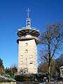 Station hertzienne, à l'emplacement de l'église N.D. de Montmélian démolie en 1794, à l'est de la Tour Carrée. La tour est un ancien phare pour la navigation aérienne.