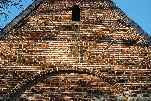 La date de 1744 sur le pignon à épis du transept.