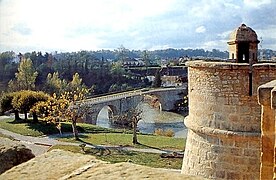 Vue sur les remparts de Navarrenx, avec le gave d'Oloron au deuxième plan.