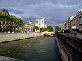 セーヌ川左岸パリ5区側、サン=ミッシェル橋から見る大聖堂。左はパリ警視庁。