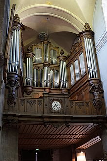 Photo d'un orgue avec une tuyauterie imposante.