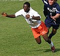 Patrick Nyarko (weißes Trikot) als Spieler der Fußballmannschaft der US-amerikanischen Virginia Polytechnic Institute and State University am 09.11.2005