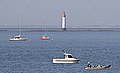 Le phare et le banc de Chauveau, en arrière-plan l'île d'Oléron.