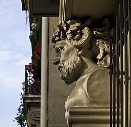 Buste de satyre, sculpture ornant la façade d'un immeuble rue Madame dans le 6e arrondissement de Paris. (définition réelle 2 000 × 1 944)