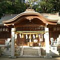 神社の社殿前の注連縄飾り