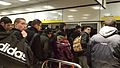 Usagers de la ligne 1 du métro de Lille Métropole, attendant la prochaine rame, à la station Gare Lille-Flandres.