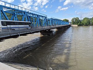 Слияние реки Ольжерас (тёмная вода из-за угольного штыба справа) и реки Уса