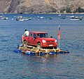 Transport d'une voiture vers l'autre côté de l'île.