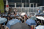 手持雨伞聚集在“公民广场”栏杆外的声援民众。