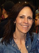 Annabeth Gish interprète Eliza Usher.