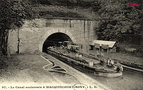 Péniche sortant du Tunnel de Riqueval.