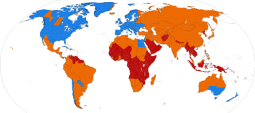 Mapa do mundo. A Europa, a maior parte da América do Norte, partes do sul da América do Sul e o sudeste da Austrália, além de outros lugares, usam o horário de verão. A maior parte da África equatorial e alguns outros lugares próximos ao Equador nunca usaram-no. O resto das nações já usou, em algum momento, o horário de verão.